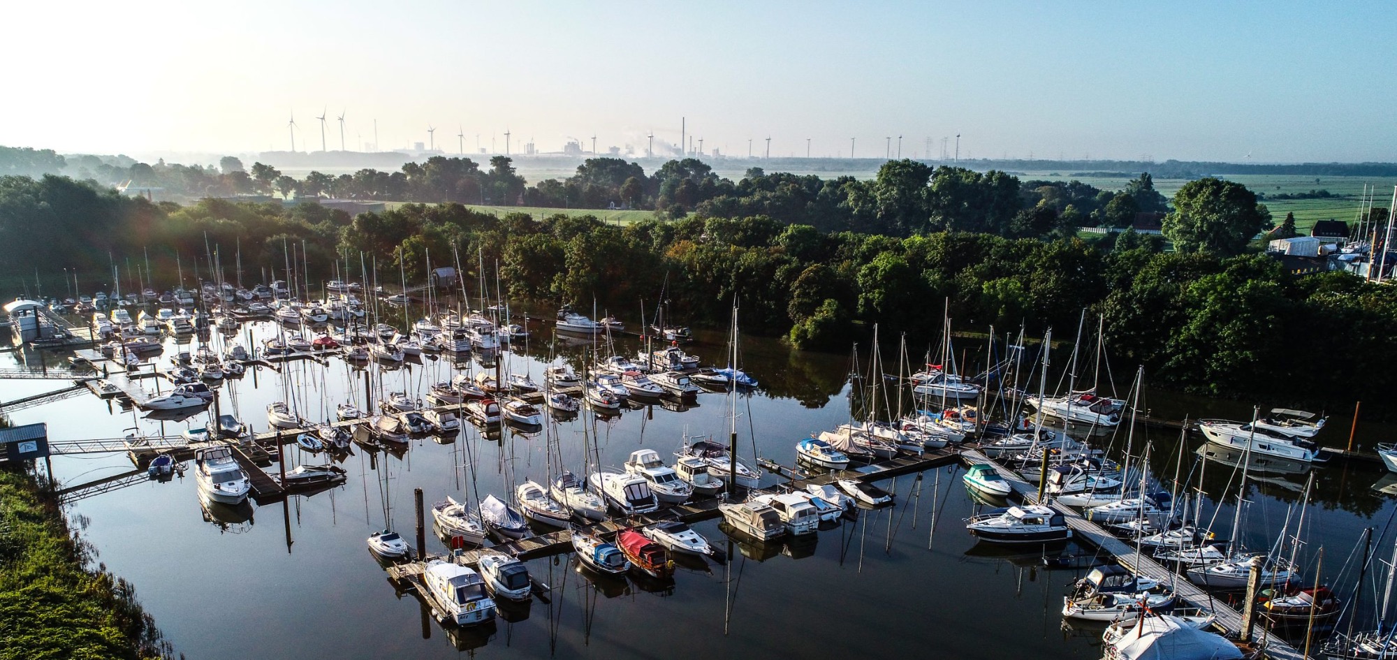 Steganlage und Boote im Grohner Yachthafen